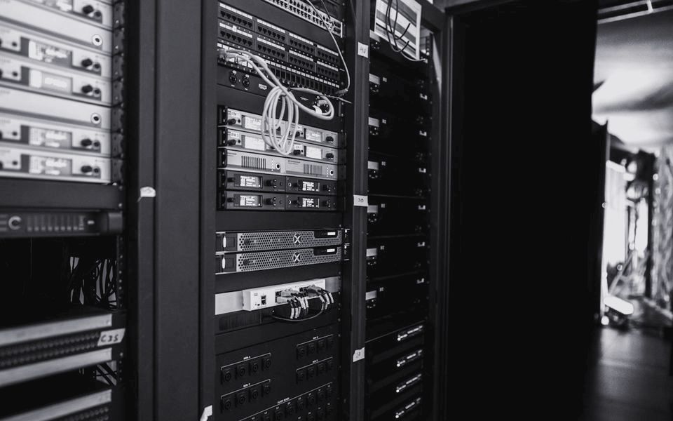 Server-Rack im Rechenzentrum, schwarz-weiß